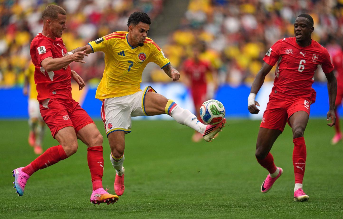 EN VIVO Suiza – Colombia: Kobel se va volando en un disparo de Puerta, cobra vida muy bien… Sigue el partido con nosotros EN VIVO Suiza – Colombia: Kobel se va volando en un disparo de Puerta, cobra vida muy bien… Sigue el partido con nosotros